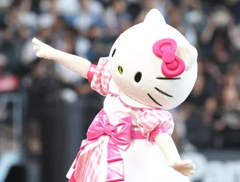 【日本ハム】ハローキティがトコトコ登場→コロコロ投球→オロオロ動揺も無事に大役務める
