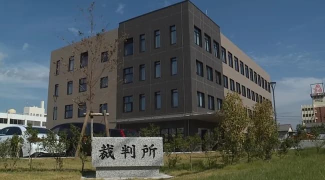 ガキ（授業中にPCで動画見る。掃除しないで注意されたら教師を蹴る)を羽交い締めにした教師に無罪判決