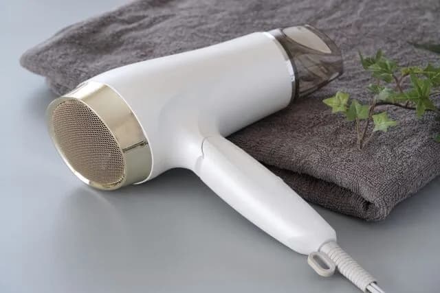 ドライヤーって何円くらいの買えばええんや？