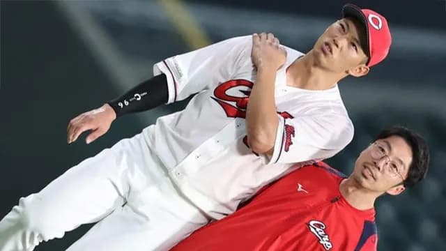 カープ中村奨成、右肩負傷で病院へ。