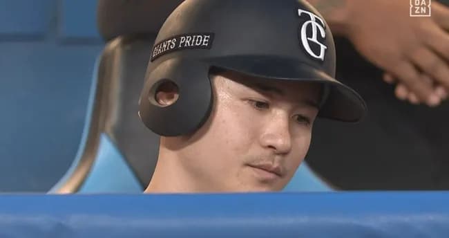 【悲報】巨人泉口、スリーバント失敗で懲罰交代