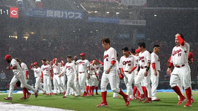 カープvsDeNA『異例の2時間21分雨天中断』モンテロ2号！3度目の中断後に雨天コールドで引分け【広島1x-1DeNA/試合結果】