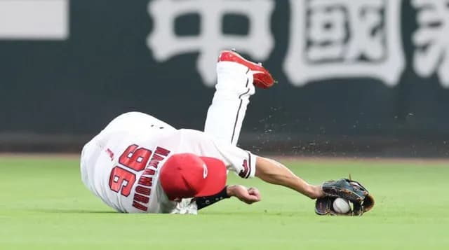 カープ中村奨成『右肩肩鎖関節損傷』と診断。復帰時期は未定