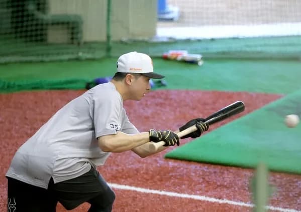 泉口友汰と佐々木俊輔、休日返上でみっちりバント練習ｗｗｗｗ