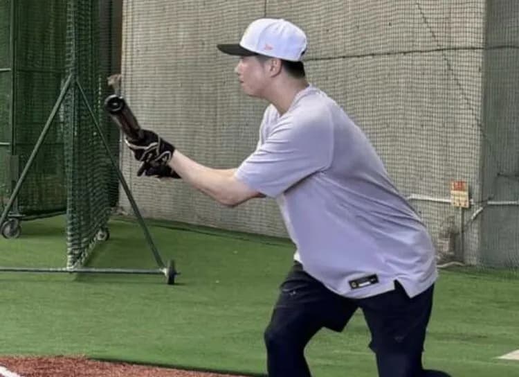 泉口、バント練習しててワロタwww才木浩人も誘ってくれwwwwwwww