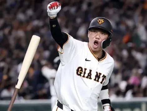 【悲報】坂本勇人さん、内野手全員が集まってるのに一人だけサードで腕組んでて草