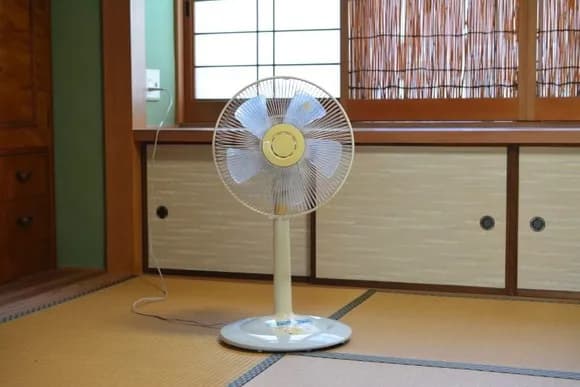 【悲報】敵「扇風機をつけっぱなしで寝ると危ない！」ワイ「…？」