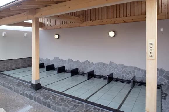 【画像】スーパー銭湯の「寝転び湯」とかいう謎のコーナーｗｗｗｗｗ