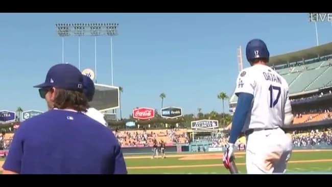 【動画】大谷翔平さん、ベンチに引き上げる前にベッツを待ち慰める