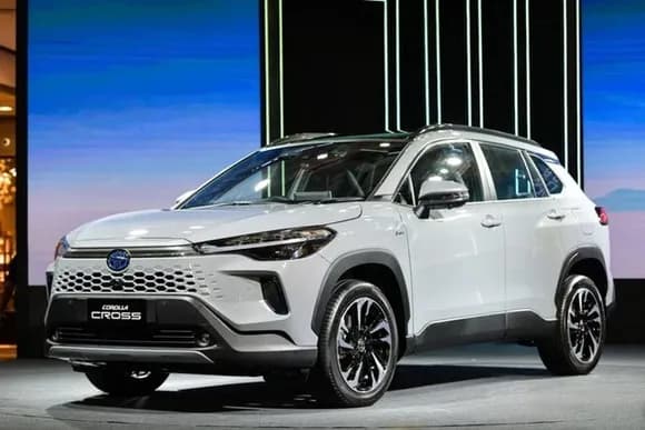 【画像】新型カローラクロス（300万円）、ガチでカッコいいｗｗｗｗｗｗｗｗｗ