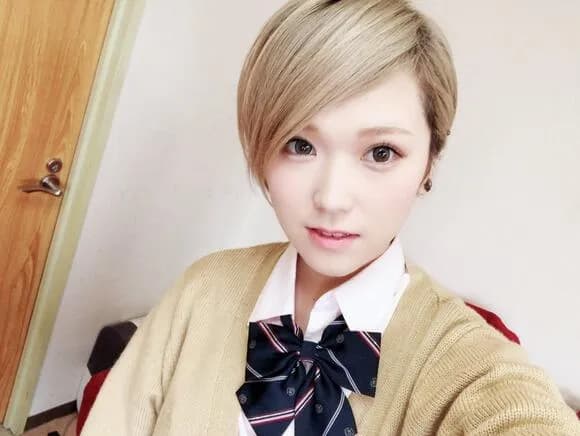 【朗報】元セクシー女優の｢椎名そら｣さん、画家になっていた。