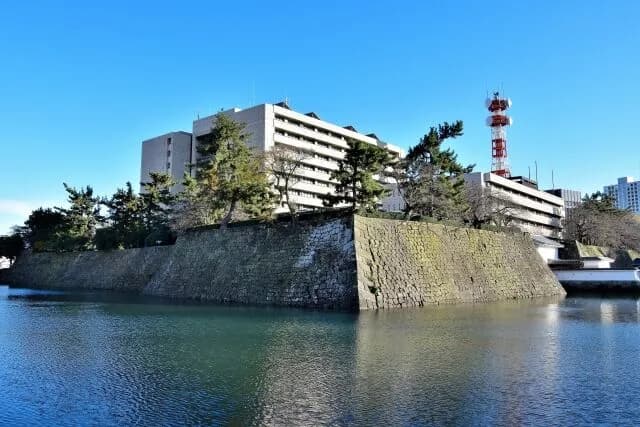 福井県庁、籠城戦に向いている