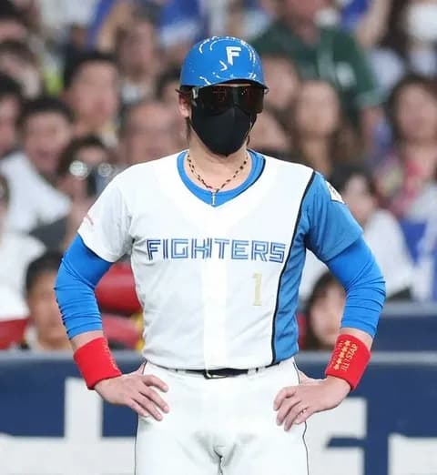 【球宴】日本ハム・新庄監督　特注「電光掲示サングラス」で登場　大歓声で三塁コーチャー務める