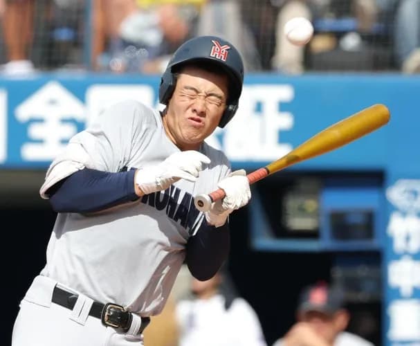 【悲報】高校野球決勝であわや乱闘　死球でバットたたきつけ感情あらわ　球審が制し投手も謝罪