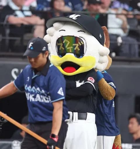 マスコットのマーくんが新庄監督のものまね披露　サングラスに「スクイズ」の文字