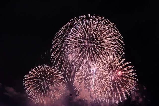 花火っておもろいか？てか誰と行くんや？