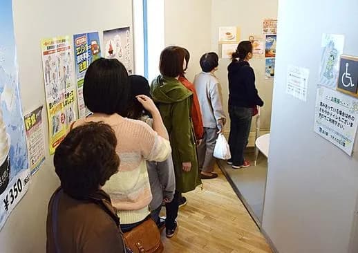 【速報】女性トイレの行列、政府がガチで是正に乗り出すｗｗｗｗｗｗ