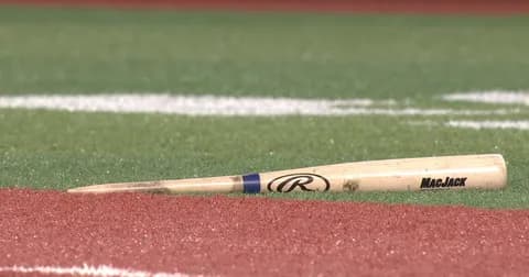 DeNA東克樹　犠打失敗で怒りのバット折りにファン賛否