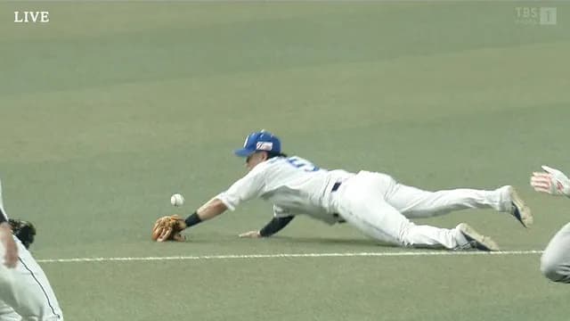 中日・村松、巨人の得点をアシストしてしまうｗ