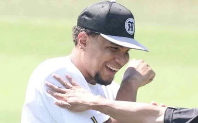 【朗報】ヘルナンデス、残留を決める渾身の押し出しフォアボールで阪神2点目！！！