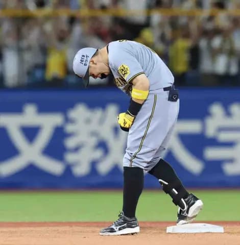 阪神　佐藤輝明が勝ち越しの適時二塁打！低めの変化球を右手一本で右越えへ　神宮に響いた盛大な「テル」コール