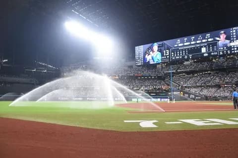 【珍事】首位攻防戦に突然〝水入り〟　エスコンフィールド北海道のスプリンクラーが作動　