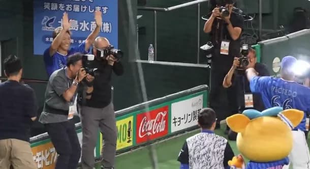 DeNA京田陽太さん、ヒーローのビシエドをベンチで待ってハイタッチで祝福
