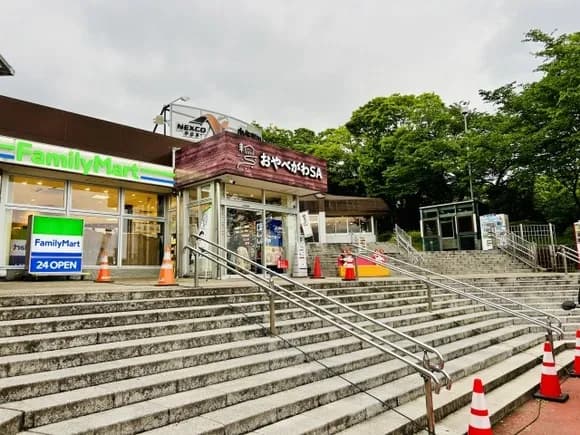 【悲報】飲食店の店員の外国人率ヤバない？ｗｗｗｗｗｗ