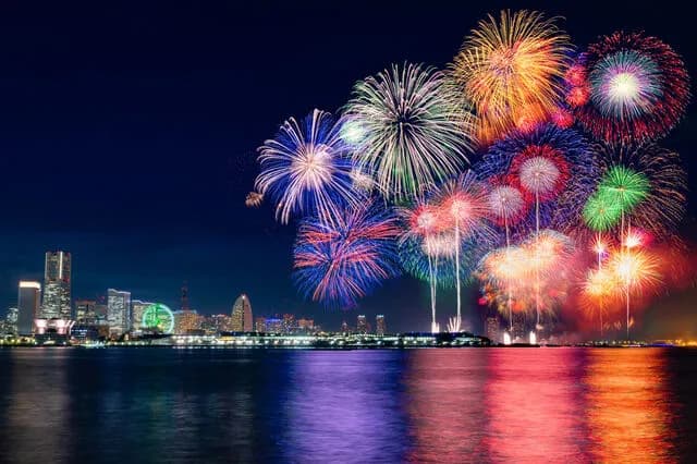 【悲報】みなとみらい花火大会の指定席、10,000円(パイプ椅子)