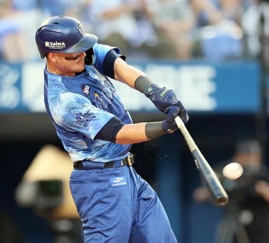 DeNAオースティン、1軍昇格後初打席で同点3号ソロ「久々の一軍の試合で良い当たりが出て、うれしい」