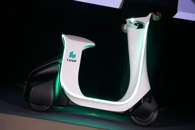 【朗報】老人向けLuupが登場。スマホホルダー付き、免許ヘルメット不要。しかも車体が光る