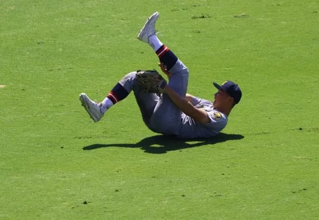 【画像】足がつった仙台育英の選手を鳥取城北の選手が応急措置→監督が鳥取城北ベンチに深々とお礼