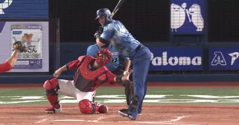 球場騒然、復帰したばかりのDeNAオースティンが左ももに死球　代走送られベンチ裏に下がる