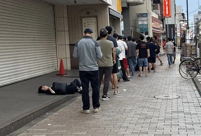 【悲報】マクドナルドの行列で1人脱落