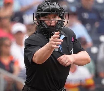 MLB初の女性審判さん、華々しくデビュー