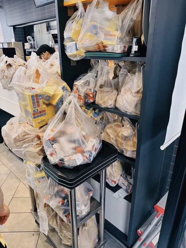 【悲報】マクドナルド、ハッピーセットでカウンターが溢れかえる