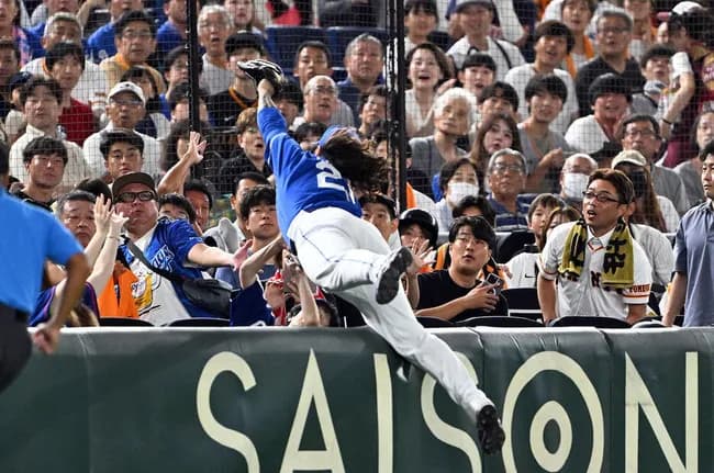 【アクシデント】中日チェイビスが客席に飛び込み観客が下敷きに　その後担架で運ばれる