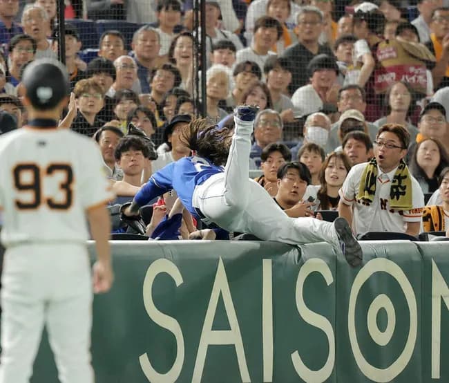 【中日】観客と激突のチェイビス　２三振１失策と散々な誕生日…観客は緊急搬送の必要なし