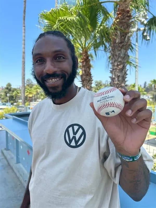 【ほっこり】大谷さんの41号ホムーランボールをとった男性「ハグしてキスしたい」