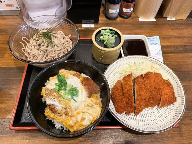 【画像】カツ丼定食、カツが余分だった🙄
