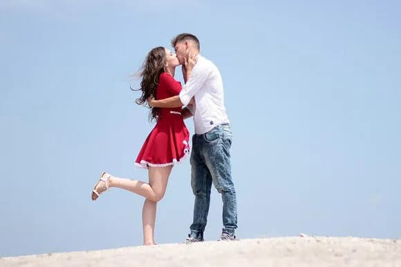 【朗報】お肉屋さんが「チューしたカップルは割引」導入した結果ｗｗｗｗｗｗ