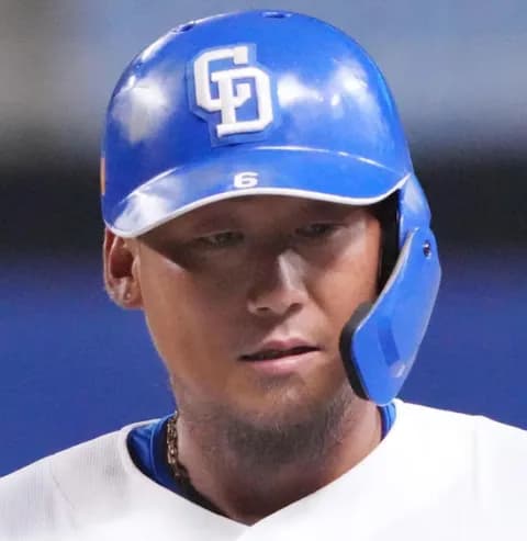 中田翔が引退会見のサプライズに涙　大野、ブライトら10選手が登場