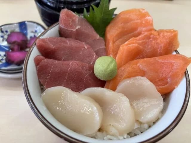 ３種類の海産物で自分の食う海鮮丼を作れ　←　なに入れる？