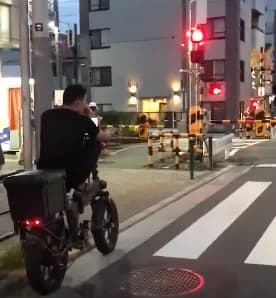 【動画】巷で流行ってるバイクもどきの自転車、社会問題になり始める・・・・・・・