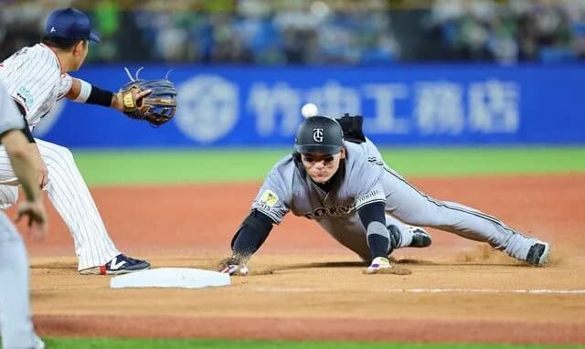 【悲報】ヤクルト球団さん、丸がサイクルヒット打ったのに花束を用意してない