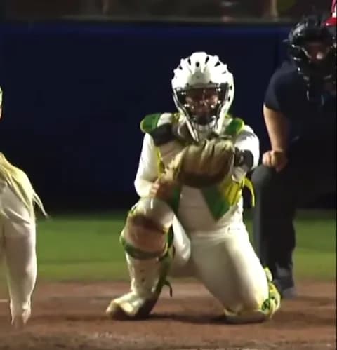 【悲報】女子ソフトボールで珍投球wwwwww