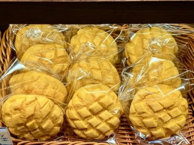 小学3年生の子ども「5円足りない…」メロンパン「買えないですね。はい、廃棄します」目の前でゴミ箱に捨てる