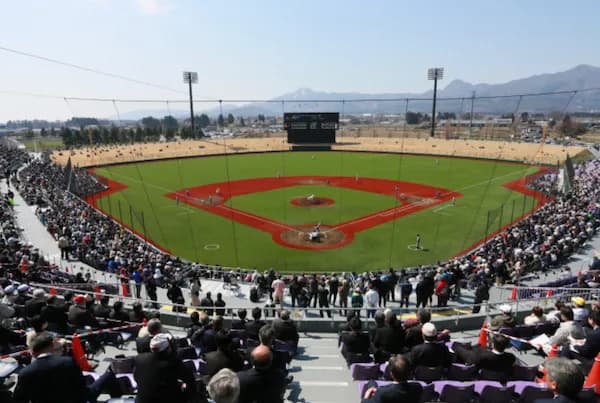 ローカル球場、各地で老朽化　費用負担重く、移転を断念の例も