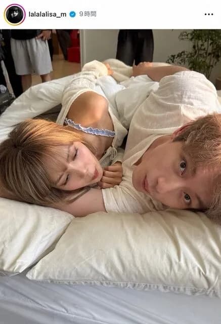 【画像】坂口健太郎、LISAと添い寝してしまう