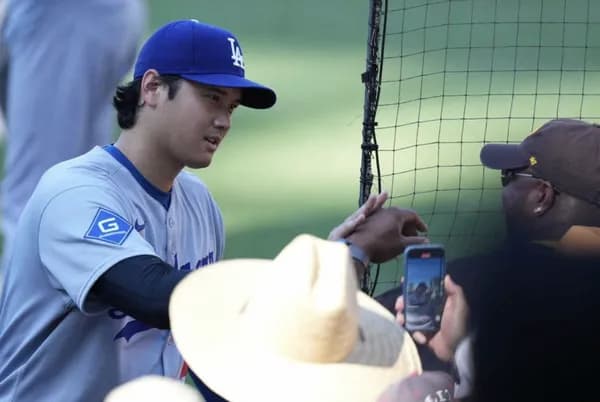 大谷翔平さん、ホームランを打って真っ先にヤジってたパドレスファンとハイタッチ